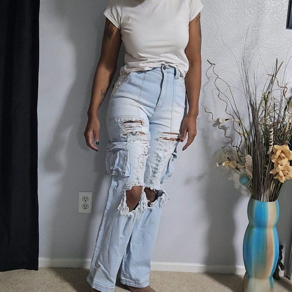 Akira High Rise Distressed Cargo Jeans Size 5 - Picture 4 of 8